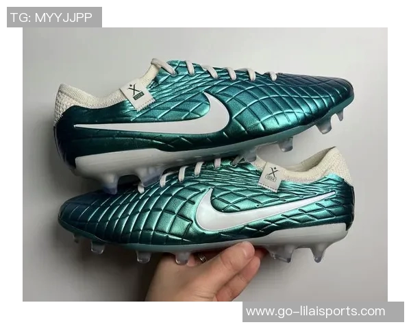 传奇7足球鞋的魅力与性能解析助你在球场上尽显风采